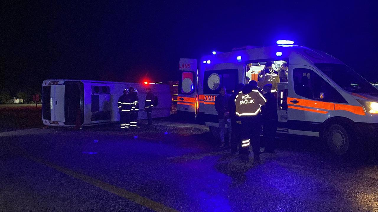 Midibüs Devrildi: Cenaze Törenine Gidenler Yaralandı