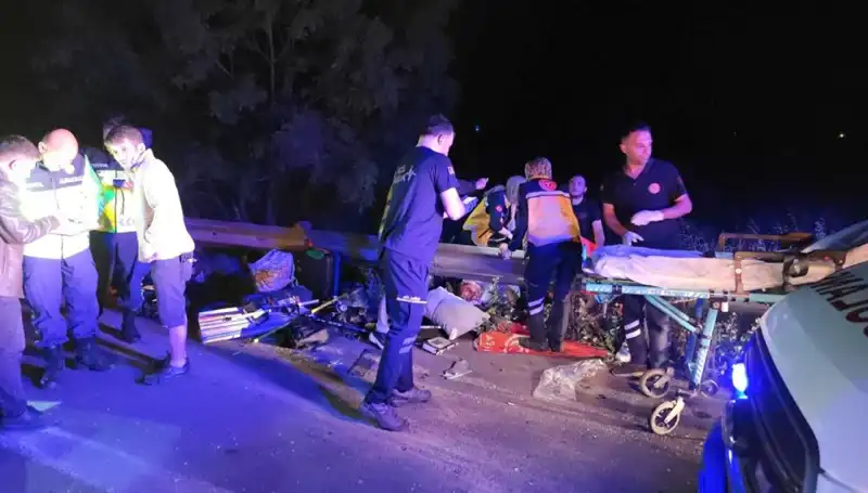 Dikkatsiz Sürücü Kazaya Neden Oldu: Minibüsten Savrulan Yolcular Kendilerini Yolda Buldu