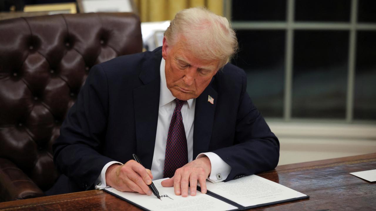 Başkan Trump Kararnameler İmzalıyor