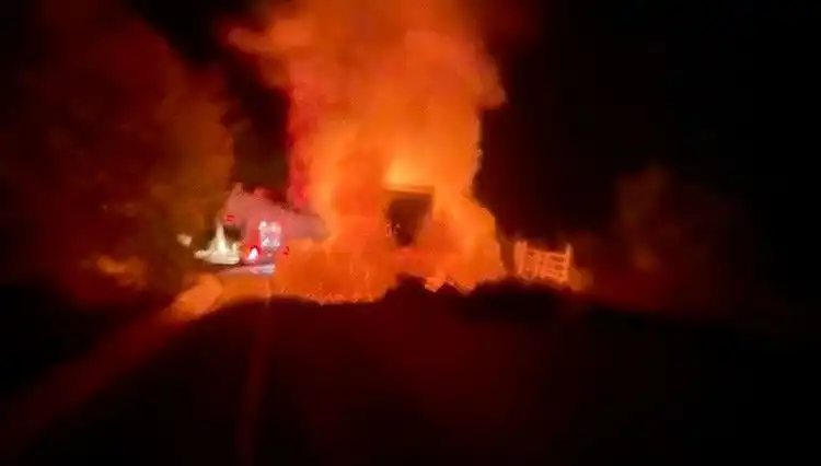 Seyir Halindeki Kamyonet Alev Alev Yandı, Sürücü Son Anda Kurtuldu!