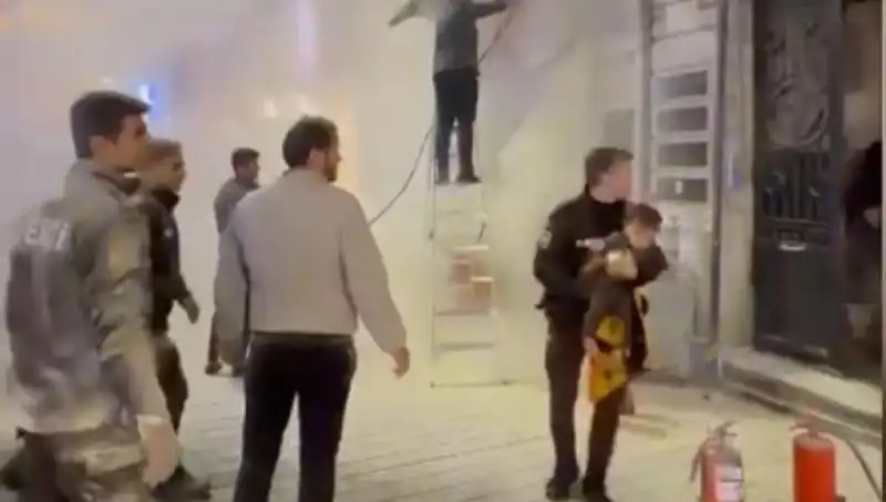 Beyoğlu'nda Büfede Çıkan Yangında Minik Bir Kahraman Kurtarıldı