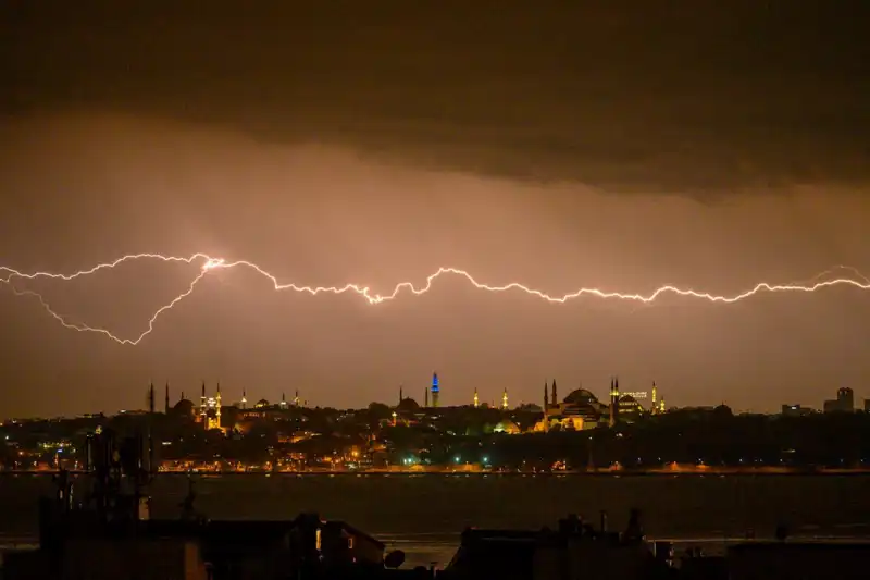 İstanbul'da Sıcaklık Şok Edici Bir Şekilde Düşüyor: Kar Geliyor Mu?