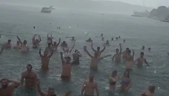 İstanbul Bebek'te Yağmura Rağmen Denize Girenler Sosyal Medyayı Salladı