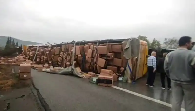 TEM Otoyolu'nda TIR Devrildi, Ankara Yolu Uzun Süre Kapalı Kalacak!
