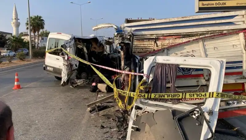 Mersin Tatil Yolunda Feci Kaza: İki Can Gitti, 10 Yaralı