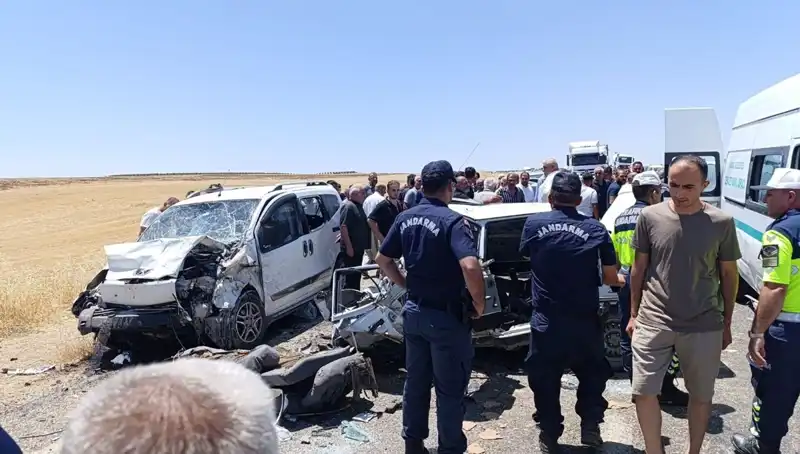 Otomobil ile Hafif Ticari Araç Çarpıştı: 4 Kişi Hayatını Kaybetti!