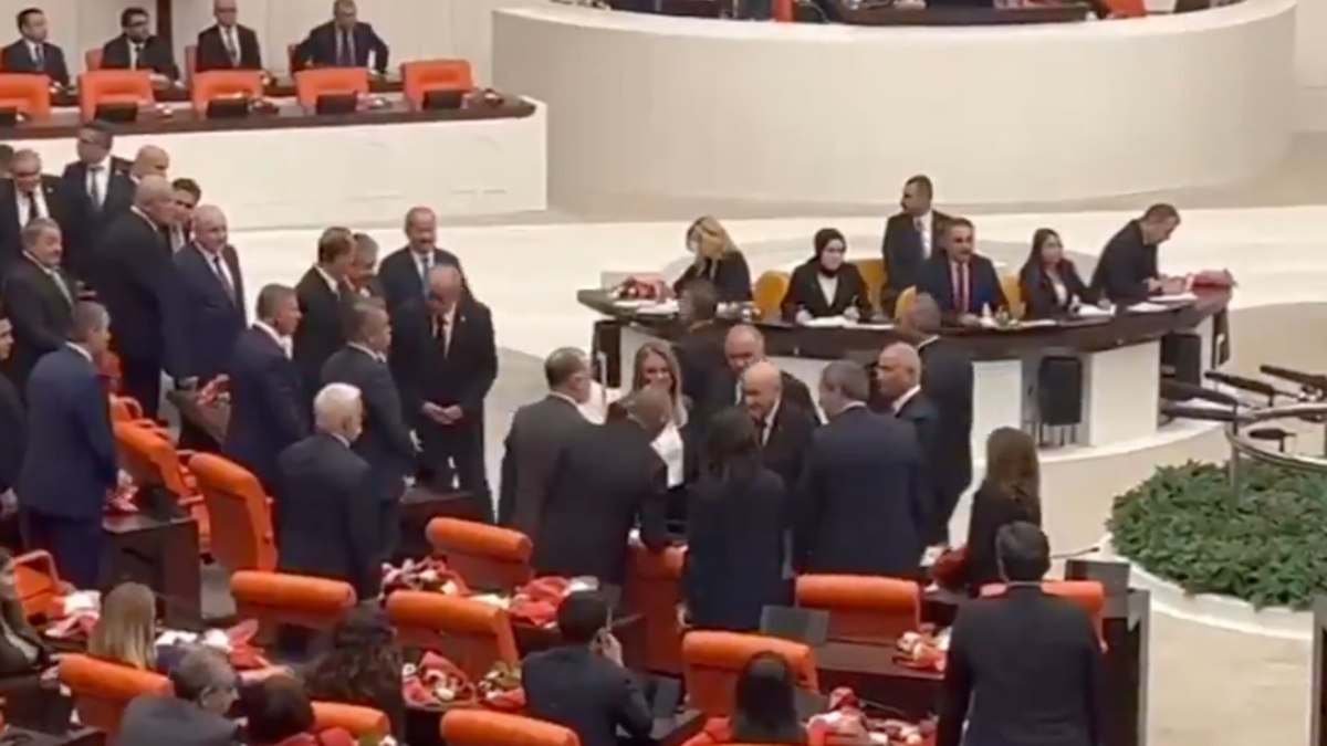 Devlet Bahçeli, TBMM Açılışında Demli Vekillerle Tokalaştı: Birlik Mesajı Verdi