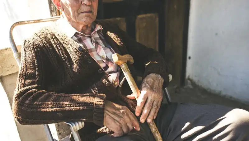 100 Yaşlıdan 16'sında Depresyon: Yalnızlık ve İlgisizlik Alzheimer Riskini Artırıyor