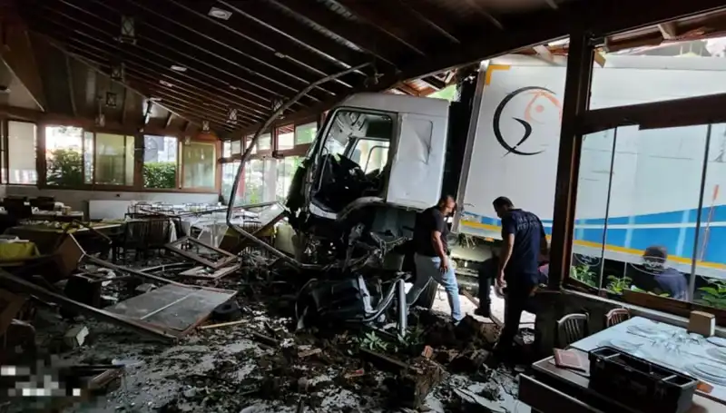Freni Boşalan Kamyon, Restoranı Harabe Haline Getirdi