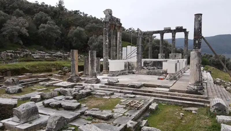 Zeus Tapınağı'ndaki Restorasyon Çalışmaları Hızla Devam Ediyor