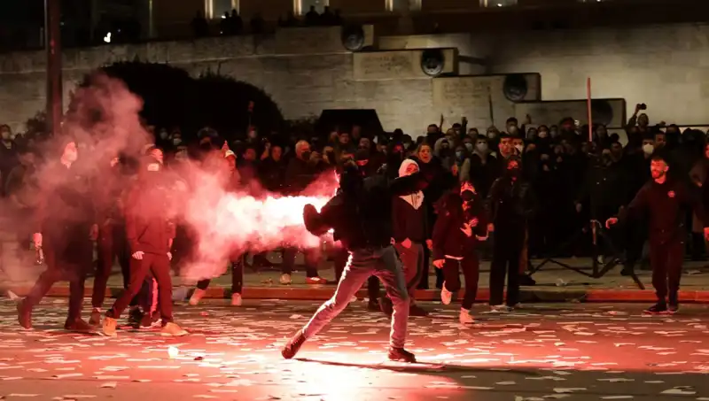 Yunanistan Hükümetine Gensoru: Atina'nın Sokaklarında Protesto Gösterileri Patlak Verdi!
