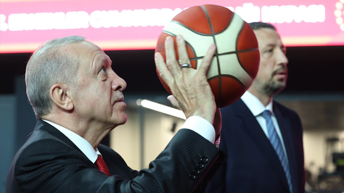 Cumhurbaşkanı Erdoğan, BGM Açılışında Potaya Basket Atarak Renkli Anlar Yaşattı