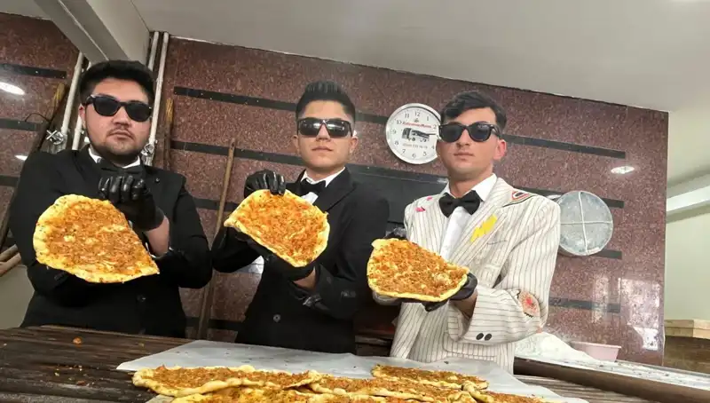 Takım Elbiseli Fırıncılar: Eşsiz Bir Girişimle Sokakları Renklendiriyorlar