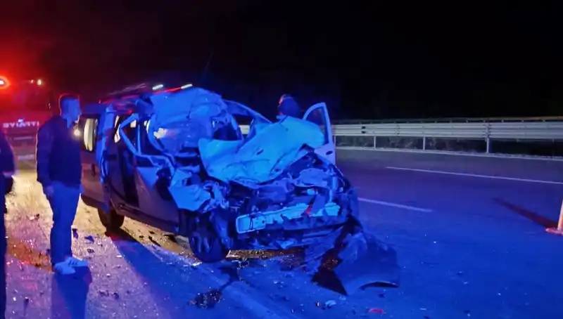 Otoyolda Feci Kaza: TIR'a Çarpan Araç Hurdaya Döndü