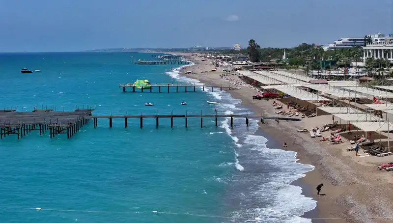 Antalya Sahillerinde Güneşli Hava: Yaz Sezonu Başlıyor!