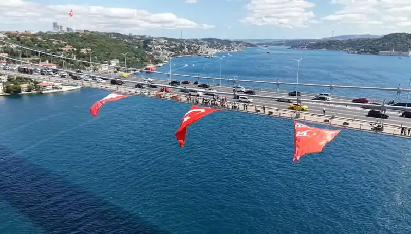 Türkiye’nin İki Yakası Arasında Dev Türk Bayrağı Heyecanı