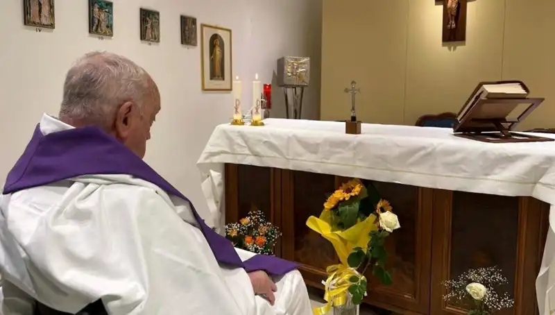 Vatikan'dan Şok Açıklama: Papa Kendi Başına Nefes Alabiliyor