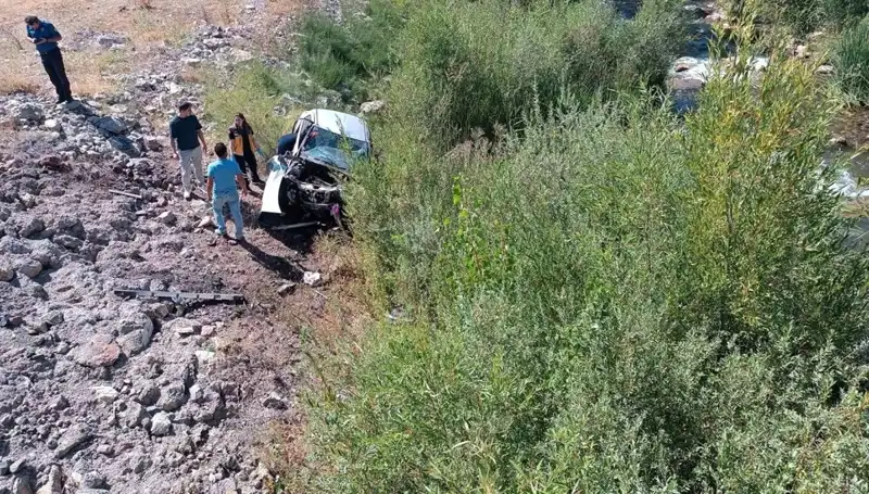 Sivas'ta Dere Yatağına Uçan Otomobilde İki Can Kaybı: Kaza Detayları