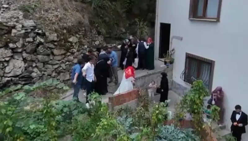 Düğün Töreninde Dehşet Anları: 10 Saniyelik Soygun ve Kaçış