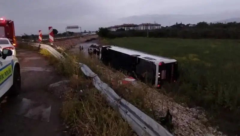 Manisa'da Yolcu Otobüsü Faciası: Ancak Kazada Yaralılar ve Panik Hakim