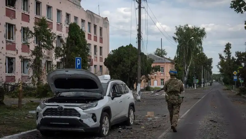 Ukrayna'nın Hayatta Kalma Mücadelesi: Rus Güçleri Kursk'u Geri Alırken Neler Oluyor?