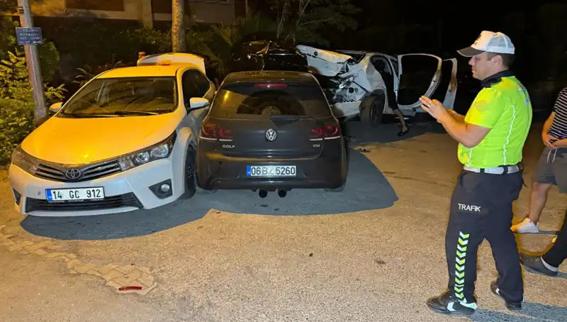 Alkollü Sürücü Sokakları Savaş Alanına Çevirdi: Üç Araç Zarar Gördü!