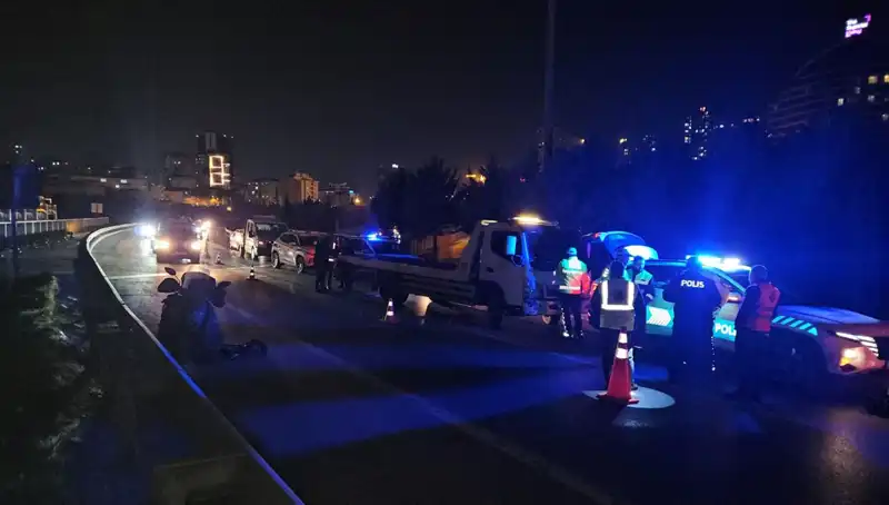 TEM Otoyolu'nda Şok Eden Kaza: Yol Ortasında Yatan Kişi Metrelerce Sürükleniyor