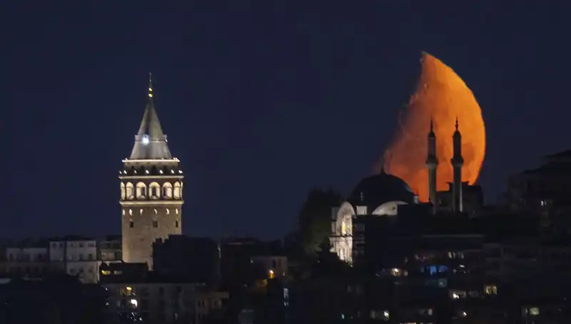 İstanbul'da Yarım Ay Gökyüzünü Süsledi: Geceye Parlak Bir Dokunuş